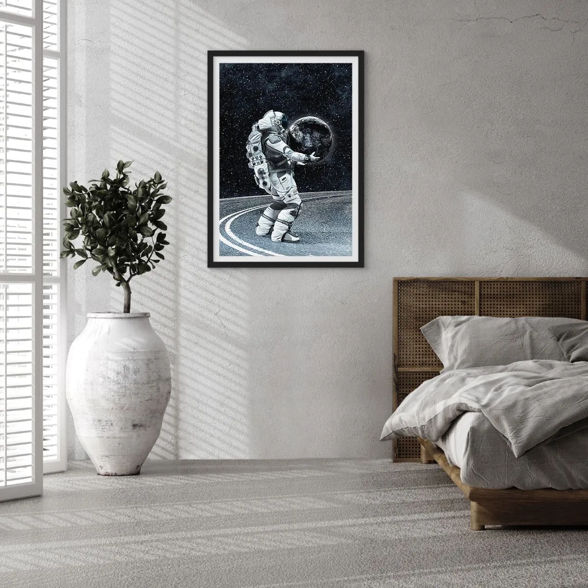 Affiche dans un cadre noir - Poster - Un astronaute dans l'espace tenant une sphère ressemblant à la Terre. - 50x70cm - Sur la Voie Lactée - Décoration murale moderne pour le salon et la chambre ARTTOR