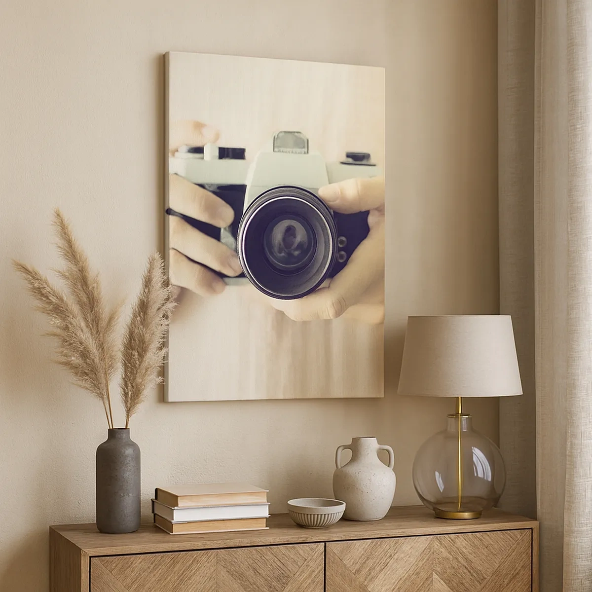 Impression sur toile - Image sur toile - Appareil photo rétro tenu en main sur un fond clair - 50x70cm - Pour voir plus ... - Décoration murale moderne pour le salon et la chambre ARTTOR