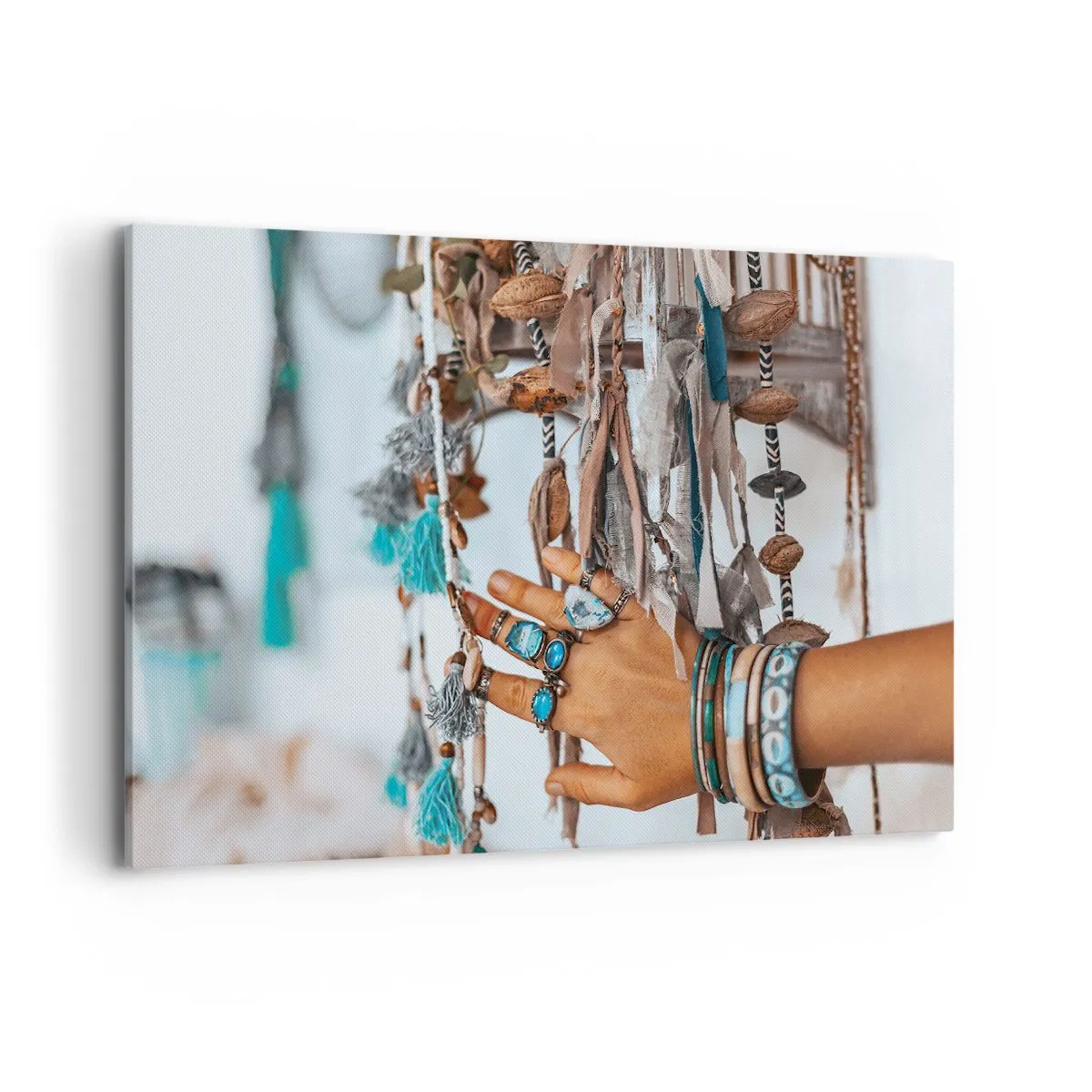 Impression sur toile - Image sur toile - Une main ornée de bijoux bohèmes avec des décorations en arrière-plan - 120x80cm - Trésor local - Décoration murale moderne pour le salon et la chambre ARTTOR