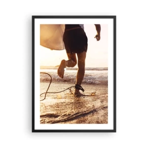 Affiche dans un cadre noir - Poster - Un surfeur court dans l'eau au coucher du soleil - 50x70cm - A la rencontre des vagues - Décoration murale moderne pour le salon et la chambre ARTTOR