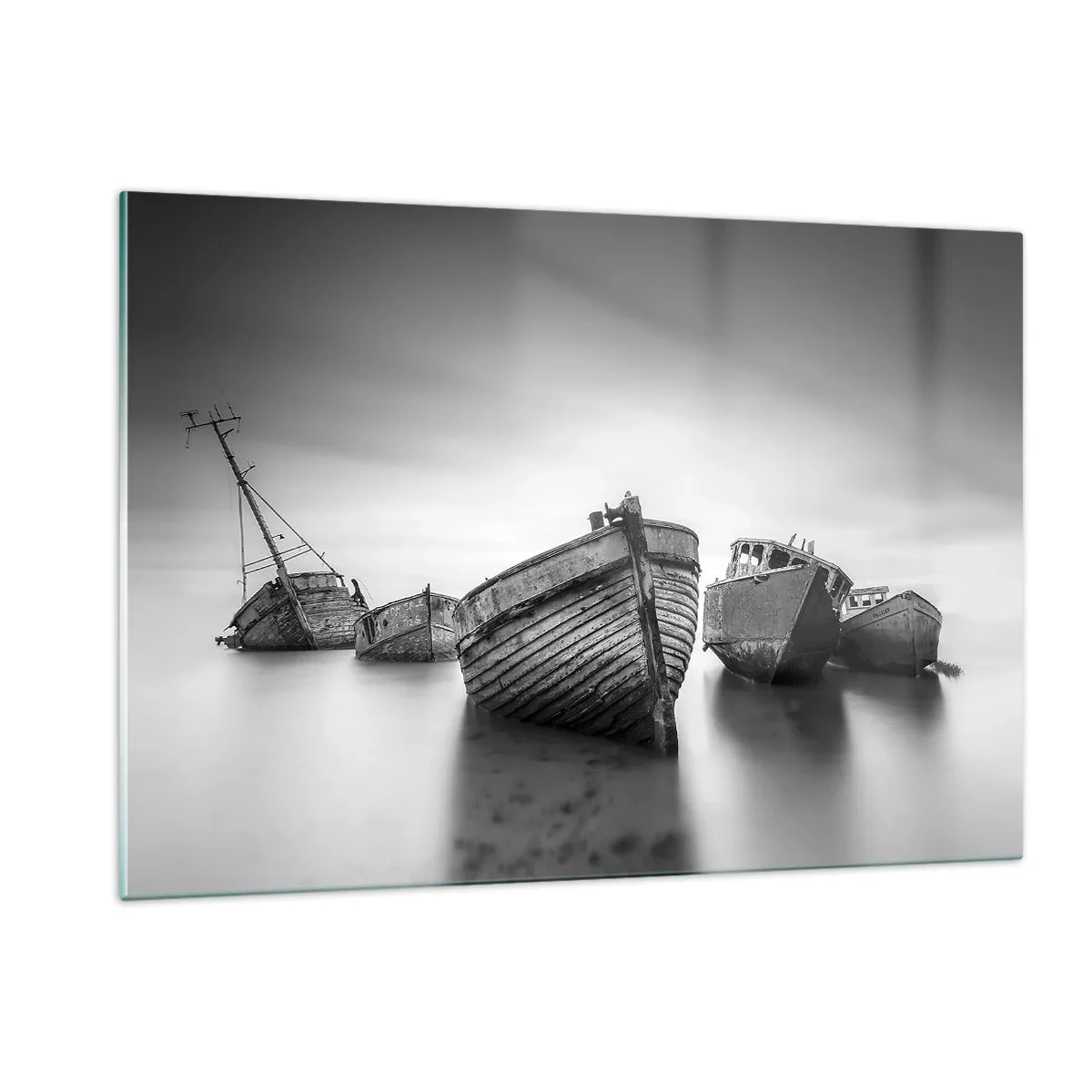 Impression sur verre - Image sur verre - Bateaux abandonnés sur une eau calme en noir et blanc - 120x80cm - Cùest déjà un souvenir... - Décoration murale moderne pour le salon et la chambre ARTTOR