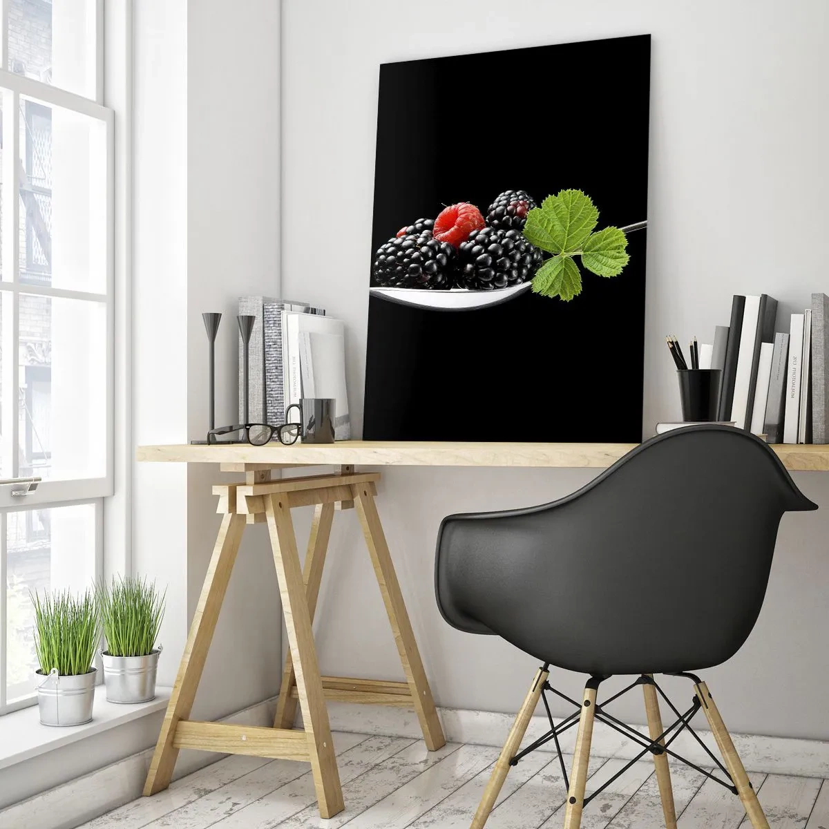 Impression sur verre - Image sur verre - Mûres et framboises sur une cuillère avec une feuille sur fond noir - 80x120cm - Le goût de la fraîcheur - Décoration murale moderne pour le salon et la chambre ARTTOR