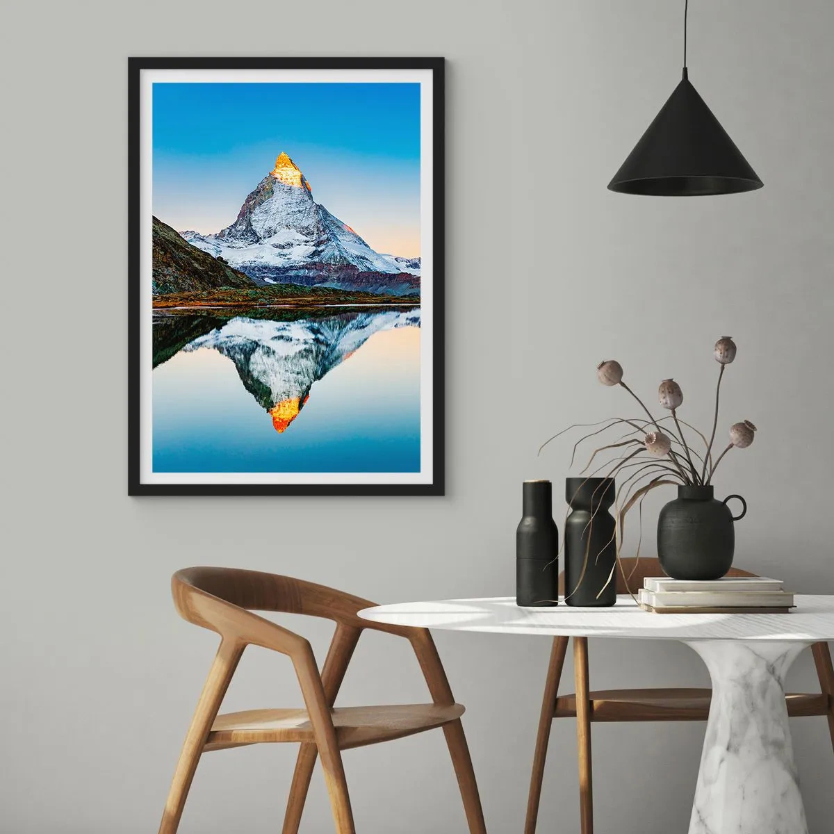 Affiche dans un cadre noir - Poster - Une montagne avec un sommet enneigé se reflétant dans un lac - 50x70cm - Deux mondes - Décoration murale moderne pour le salon et la chambre ARTTOR