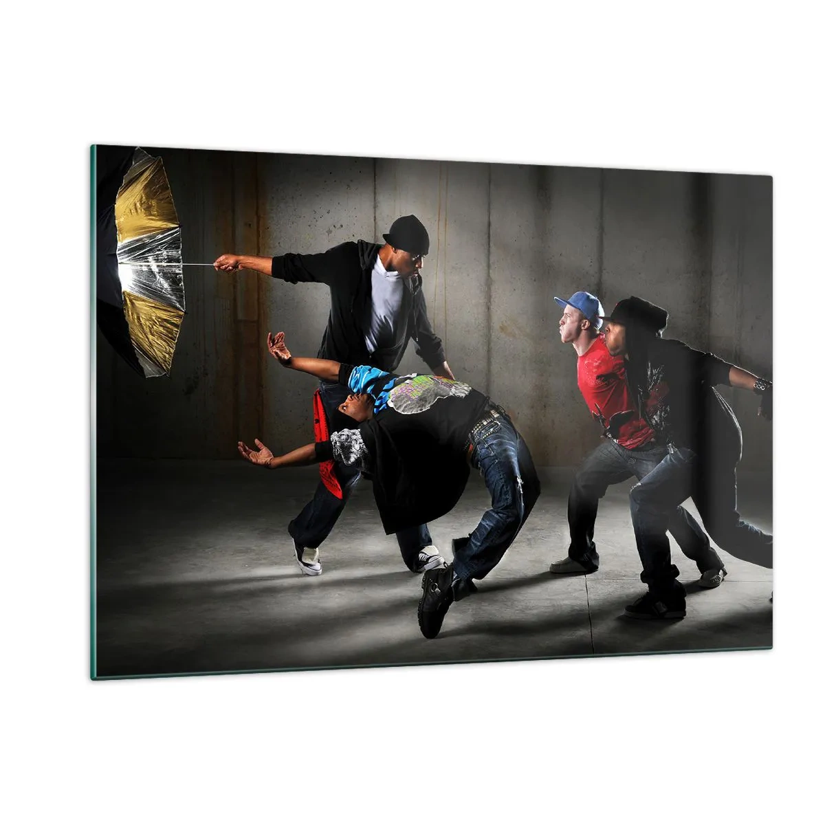 Impression sur verre - Image sur verre - Un groupe de danseurs dans une pose dynamique sur un fond industriel. - 120x80cm - Danser avec le vent de la rue - Décoration murale moderne pour le salon et la chambre ARTTOR
