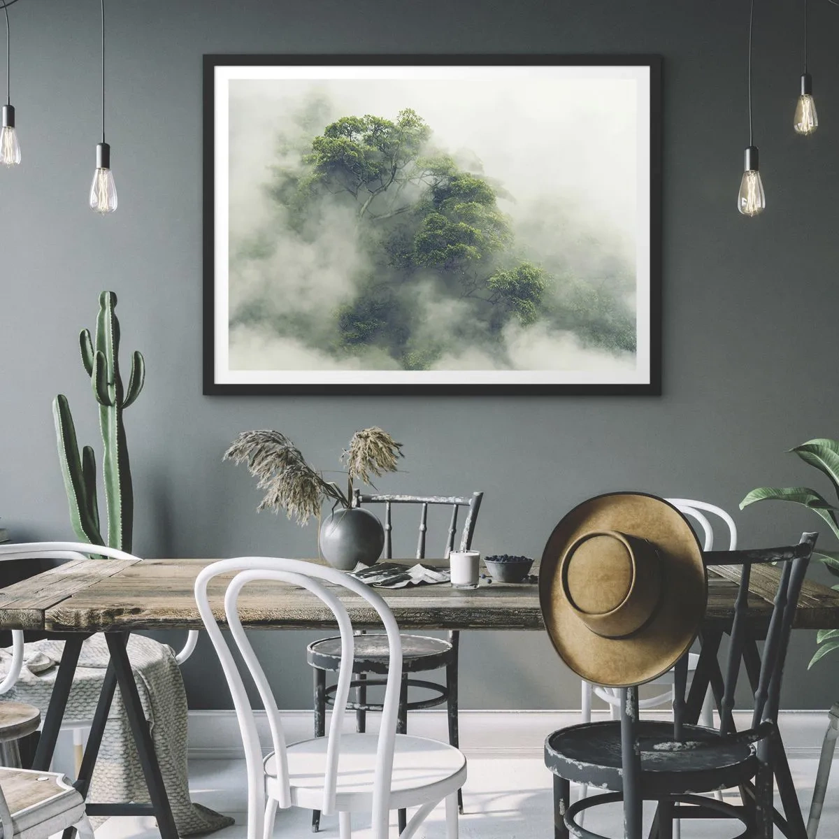 Affiche dans un cadre noir - Poster - Arbres verts dans un épais brouillard sur fond naturel - 70x50cm - Enveloppé de brouillard - Décoration murale moderne pour le salon et la chambre ARTTOR