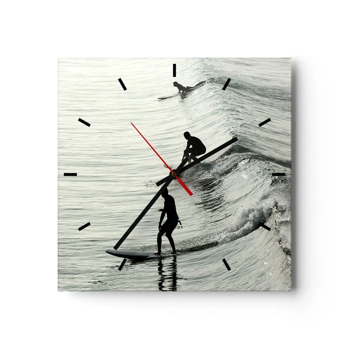 Horloge murale - Pendule murale - Surfeurs sur les vagues dans une photo monochrome - 30x30cm - A la rencontre de la vague - Décoration murale moderne pour le salon et la chambre ARTTOR