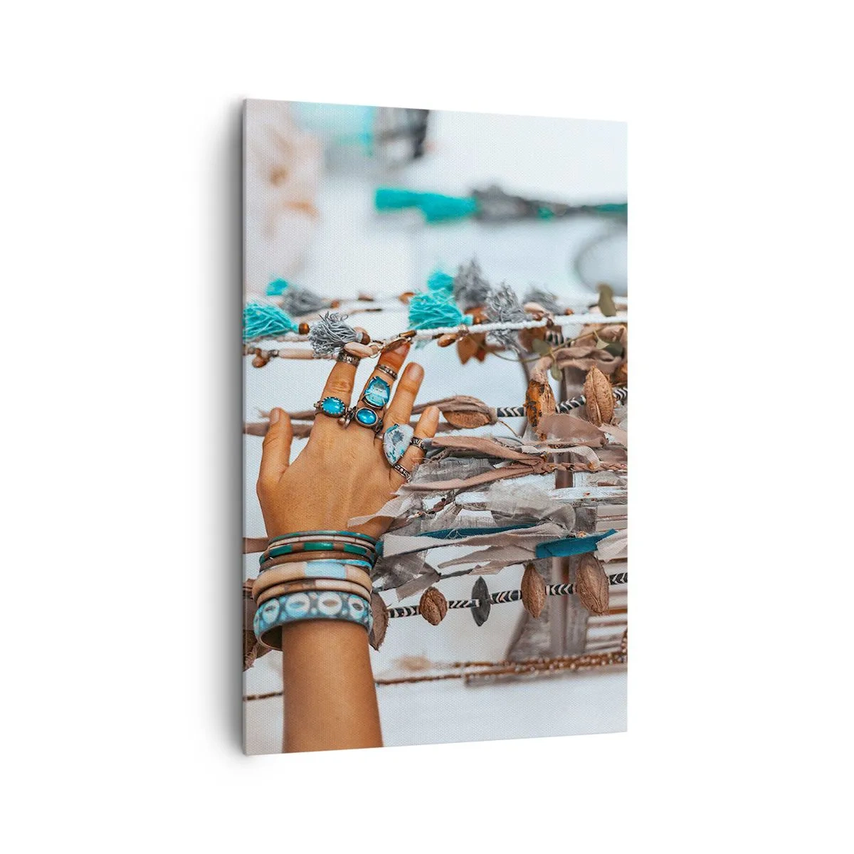 Impression sur toile - Image sur toile - Une main ornée de bijoux bohèmes avec des décorations en arrière-plan - 80x120cm - Trésor local - Décoration murale moderne pour le salon et la chambre ARTTOR