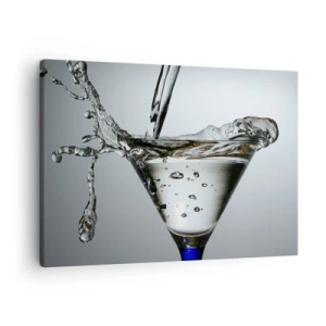 Impression sur toile - Image sur toile - Verre à Martini avec éclaboussures d'eau dynamiques sur fond clair. - 70x50cm - Sur le bord de la coupe - Décoration murale moderne pour le salon et la chambre ARTTOR