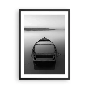 Affiche dans un cadre noir - Poster - Un vieux bateau flottant sur une eau calme - 50x70cm - Nostalgie et mélancolie - Décoration murale moderne pour le salon et la chambre ARTTOR