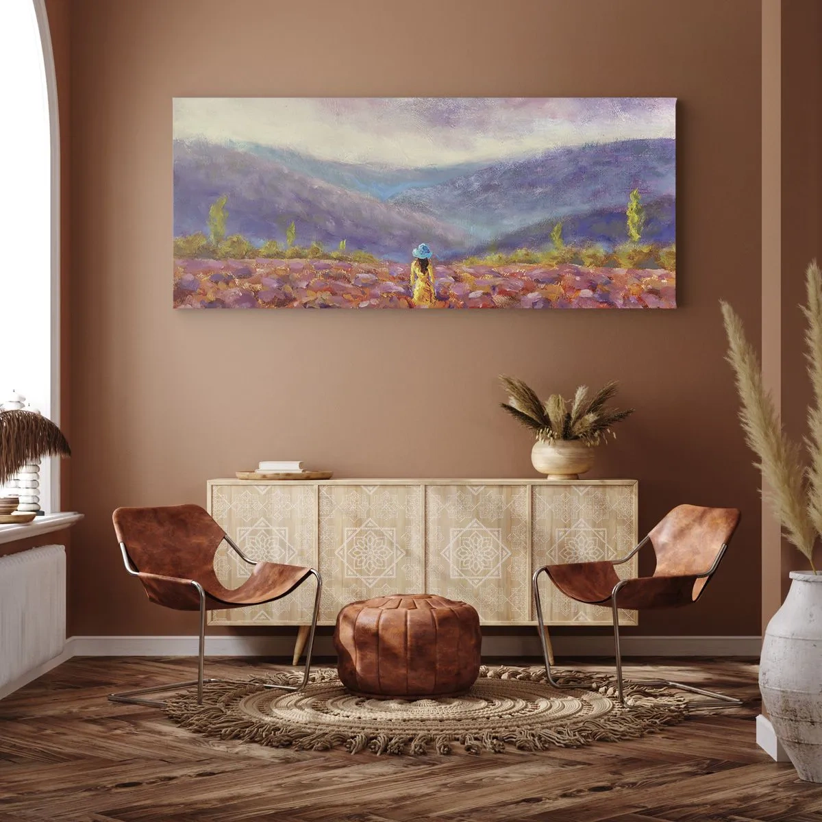 Impression sur toile - Image sur toile - Une femme portant un chapeau marchant dans un champ de lavande. - 160x50cm - Dans un monde lavande - Décoration murale moderne pour le salon et la chambre ARTTOR