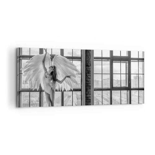 Impression sur toile - Image sur toile - Une femme avec des ailes d'ange sur fond de fenêtre de loft - 120x50cm - La ville des anges? - Décoration murale moderne pour le salon et la chambre ARTTOR