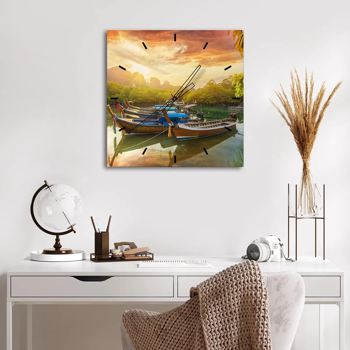 Horloge murale - Pendule murale - Bateaux traditionnels sur une eau calme au coucher du soleil - 30x30cm - Avant une journée chargée - Décoration murale moderne pour le salon et la chambre ARTTOR