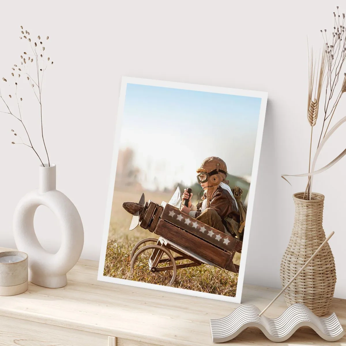 Affiche - Poster - Un enfant dans un avion en bois avec des étoiles en arrière-plan - 50x70cm - Départ vers un rêve - Décoration murale moderne pour le salon et la chambre ARTTOR