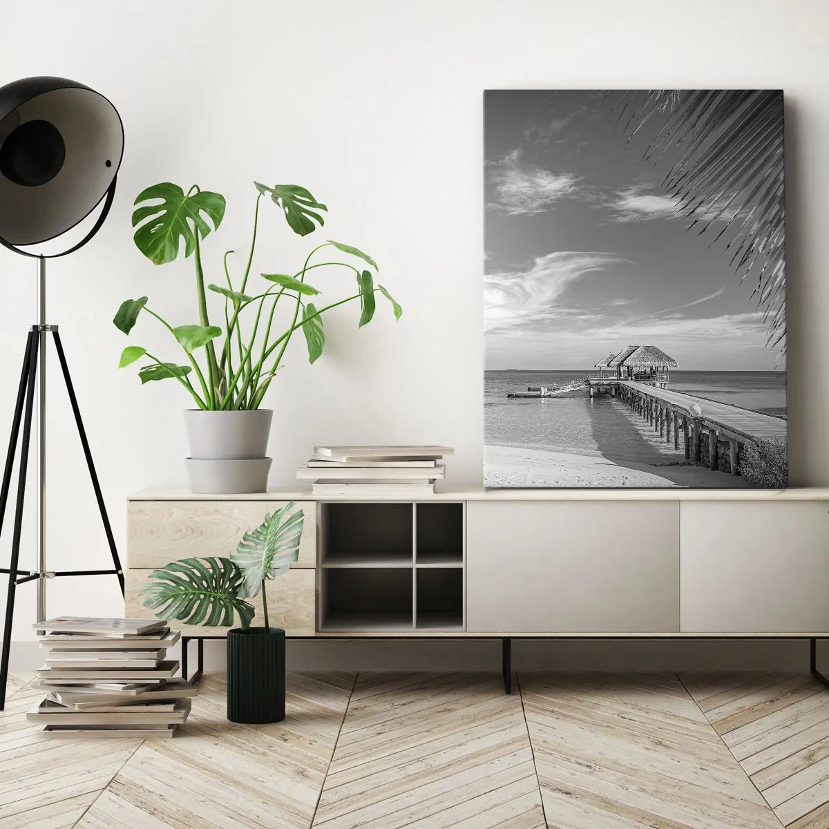Impression sur toile - Image sur toile - Plage noire et blanche avec jetée et palmiers sur une côte tropicale - 50x70cm - Souvenirs ou rêve? - Décoration murale moderne pour le salon et la chambre ARTTOR