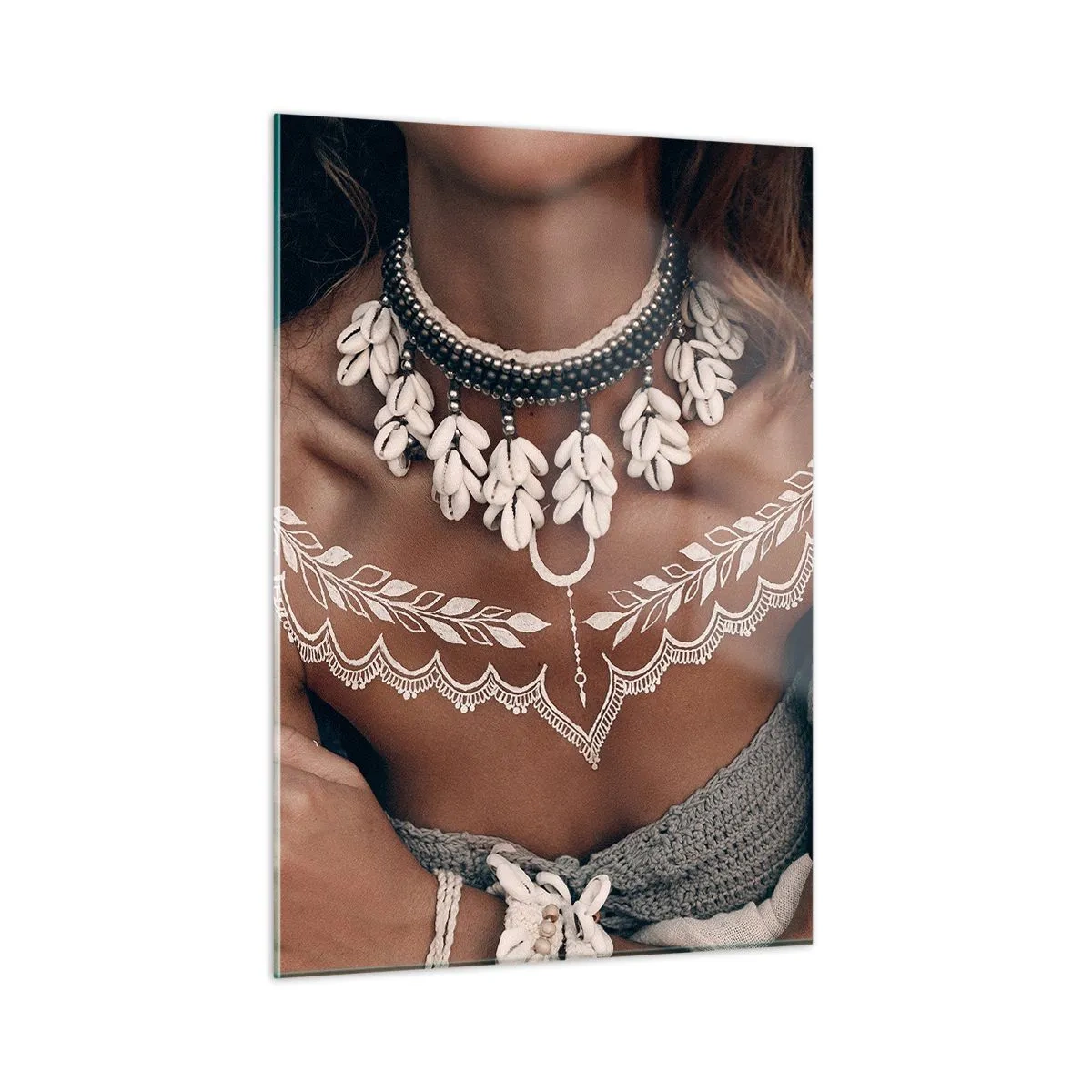 Impression sur verre - Image sur verre - Gros plan d'une femme portant un collier de coquillages et un tatouage blanc - 50x70cm - Talismans, rituels de la féminité - Décoration murale moderne pour le salon et la chambre ARTTOR