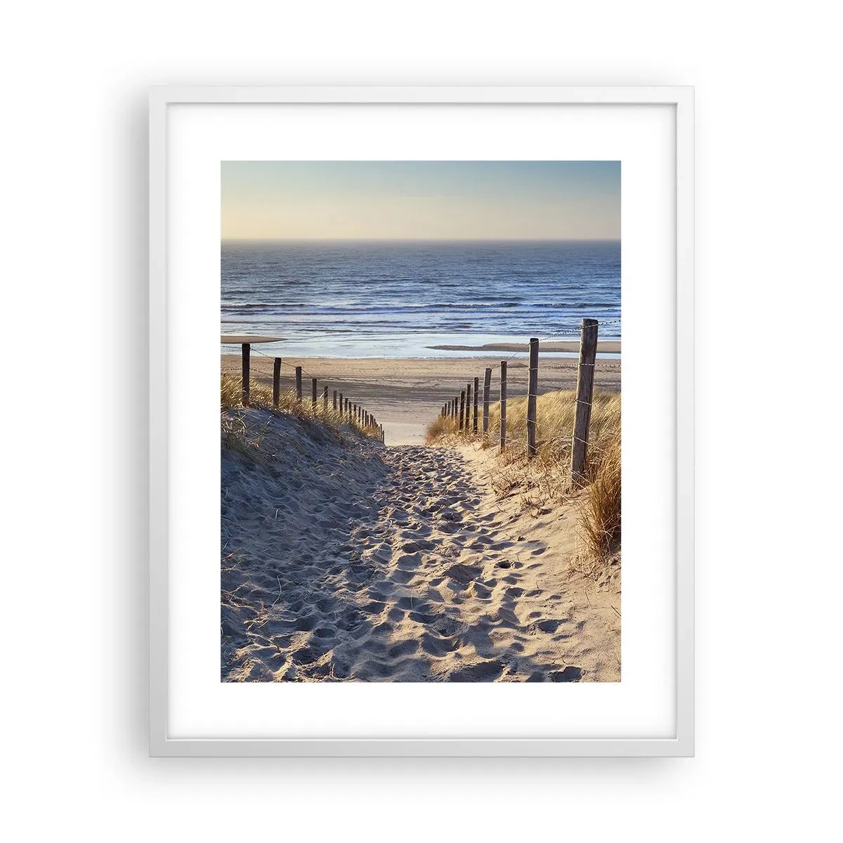 Affiche dans un cadre blanc - Poster - Le bruit de la mer, le chant des oiseaux, une plage sauvage parmi les herbes… - 40x50 cm