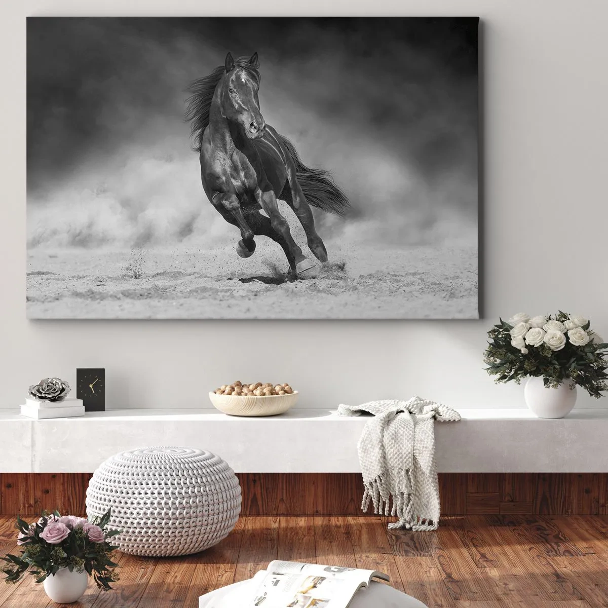 Impression sur toile - Image sur toile - Un cheval noir et blanc galopant sur le sable - 120x80cm - Digne de l'émir lui-même - Décoration murale moderne pour le salon et la chambre ARTTOR