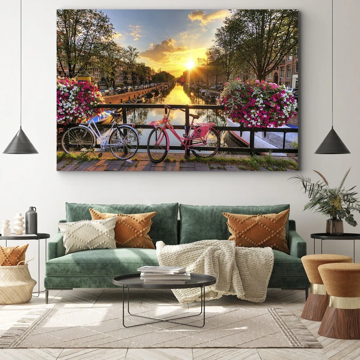 Impression sur toile - Image sur toile - Des vélos sur un pont à la lueur du soleil couchant - 70x50cm - Matin de printemps à Amsterdam - Décoration murale moderne pour le salon et la chambre ARTTOR