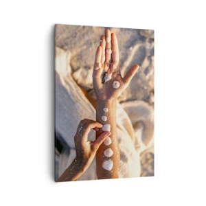 Impression sur toile - Image sur toile - Mains avec des coquillages disposés sur le fond de sable - 50x70cm - La beauté à portée de main - Décoration murale moderne pour le salon et la chambre ARTTOR