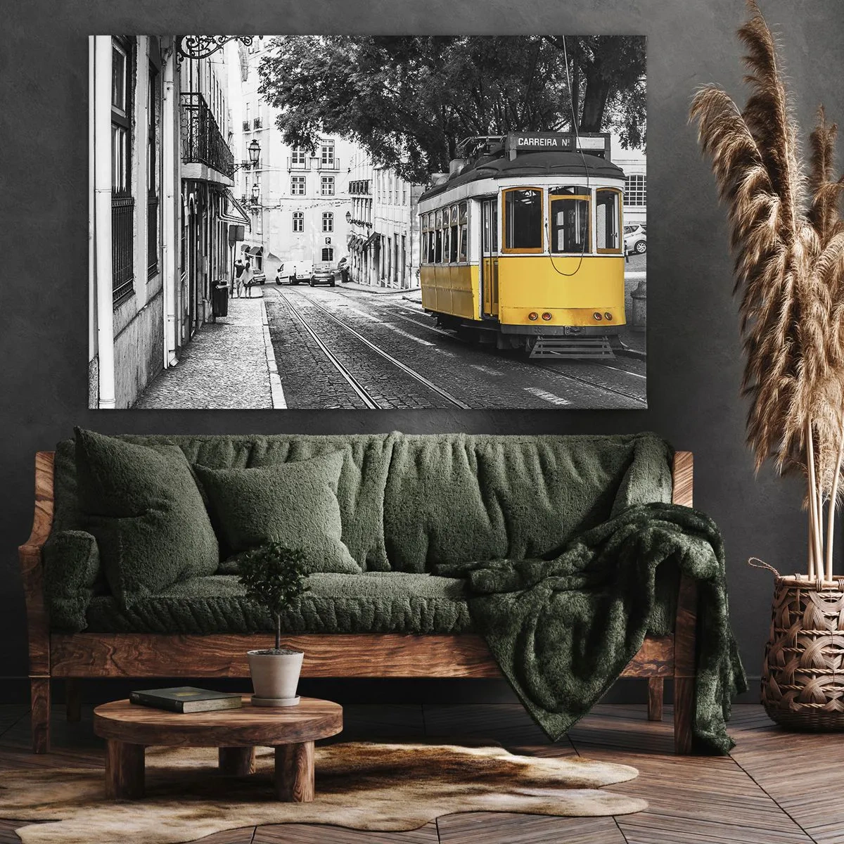 Impression sur toile - Image sur toile - Un tramway jaune sur fond de rue en noir et blanc - 120x80cm - Et du fado en arrière-plan - Décoration murale moderne pour le salon et la chambre ARTTOR