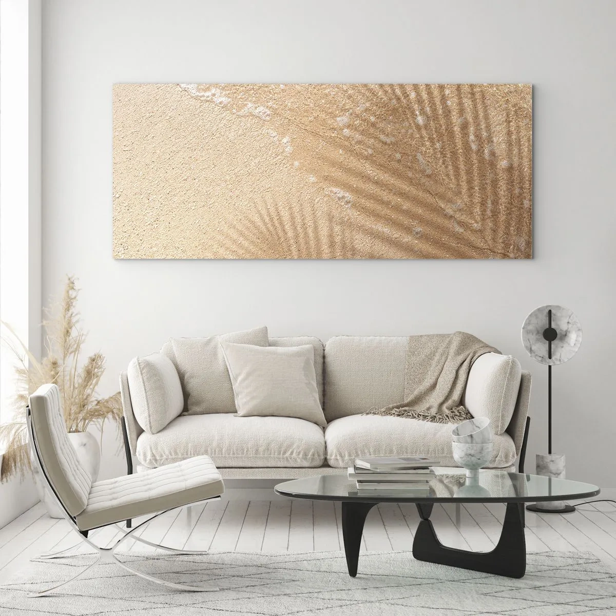 Impression sur verre - Image sur verre - L'ombre d'un palmier sur le sable avec un délicat motif de vagues - 140x50cm - Ombre d'un été chaud - Décoration murale moderne pour le salon et la chambre ARTTOR