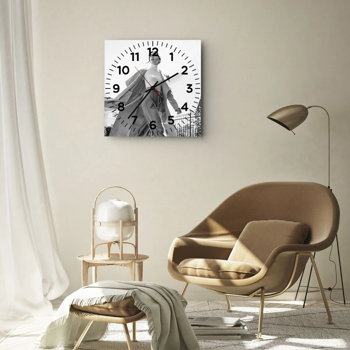 Horloge murale - Pendule murale - Femme élégante en manteau sur fond architectural noir et blanc - 30x30cm - Tu viens avec moi? - Décoration murale moderne pour le salon et la chambre ARTTOR