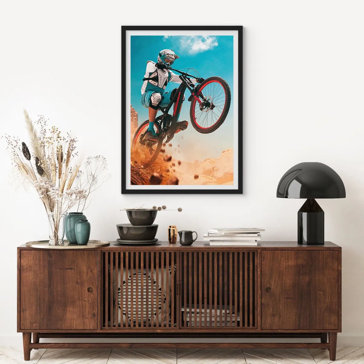 Affiche dans un cadre noir - Poster - Un vététiste effectue un saut dynamique dans un paysage désertique. - 50x70cm - Démon de la folie du vélo - Décoration murale moderne pour le salon et la chambre ARTTOR