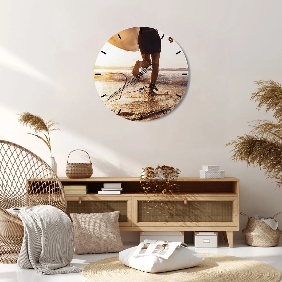 Horloge murale - Pendule murale - Un surfeur court le long de la plage avec sa planche au coucher du soleil. - 30x30cm - A la rencontre des vagues - Décoration murale moderne pour le salon, la cuisine et la chambre ARTTOR