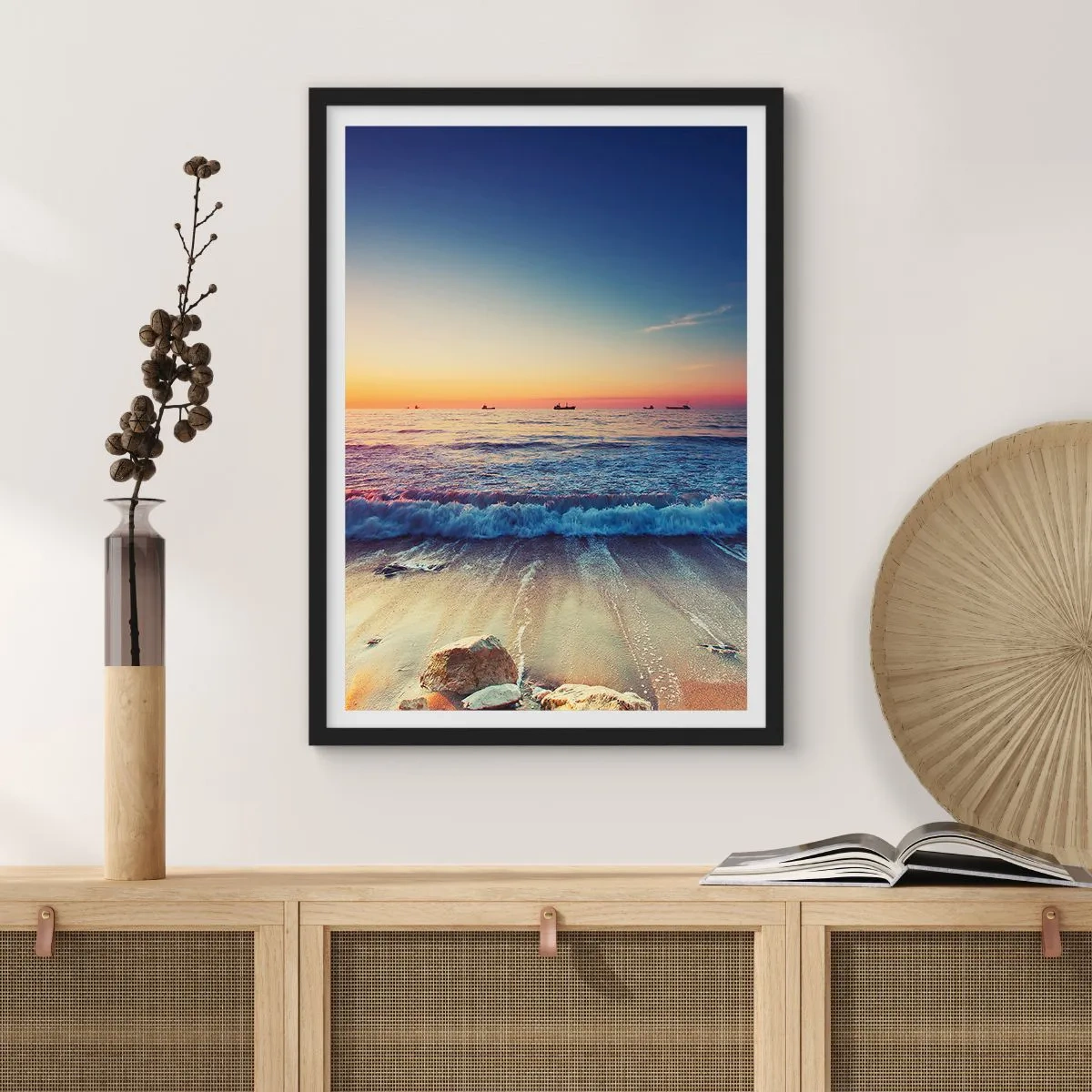 Affiche dans un cadre noir - Poster - Coucher de soleil sur la mer avec de douces vagues sur la plage - 50x70cm - Mais quel horizon ? - Décoration murale moderne pour le salon et la chambre ARTTOR