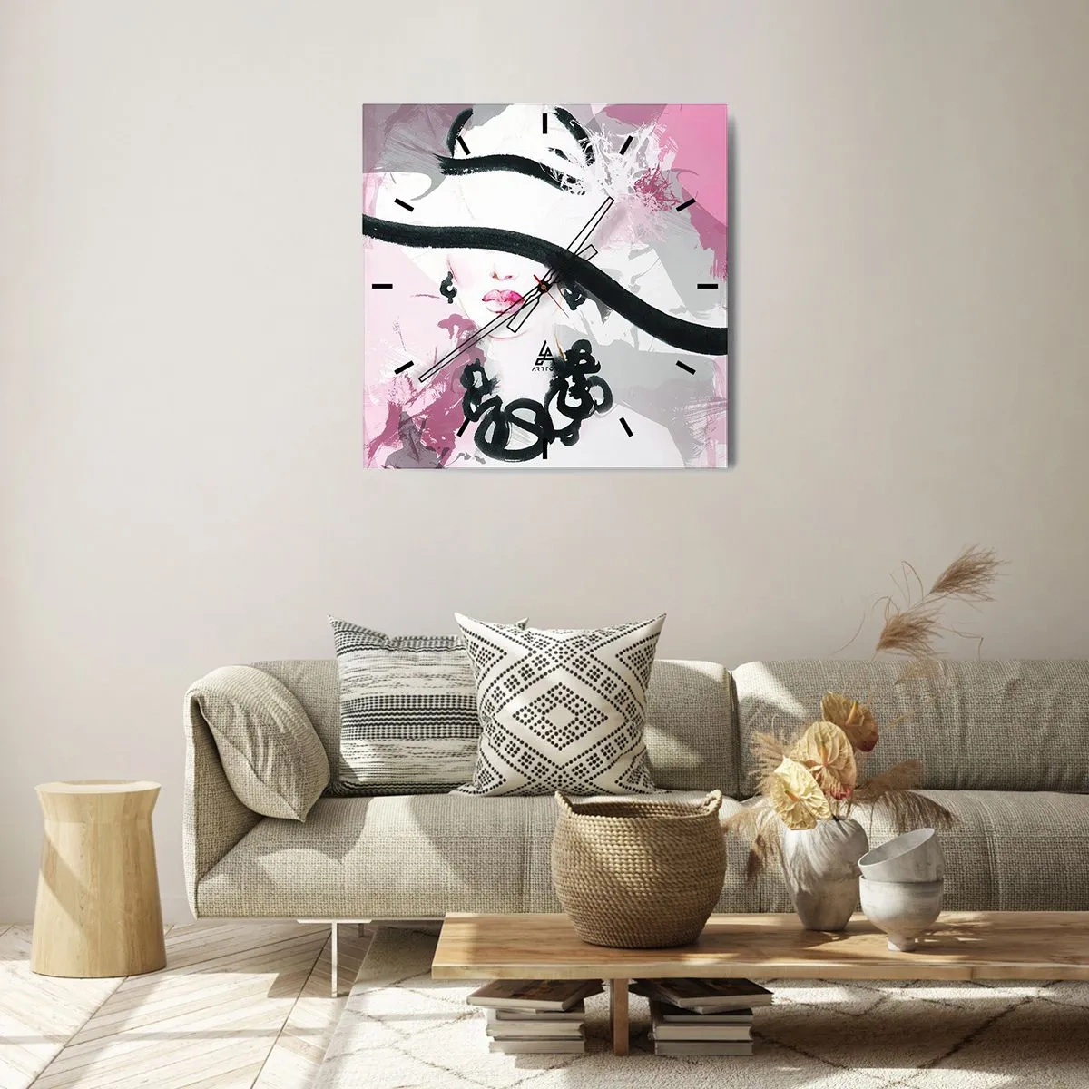 Horloge murale - Pendule murale - Une femme élégante avec un chapeau sur un fond d'abstractions roses. - 30x30cm - Portrait d'une dame en noir et rose - Décoration murale moderne pour le salon et la chambre ARTTOR