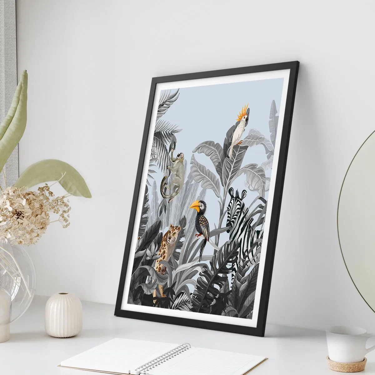 Affiche dans un cadre noir - Poster - Animaux tropicaux colorés parmi les feuilles de la jungle - 50x70cm - Conte de fées africain - Décoration murale moderne pour le salon et la chambre ARTTOR