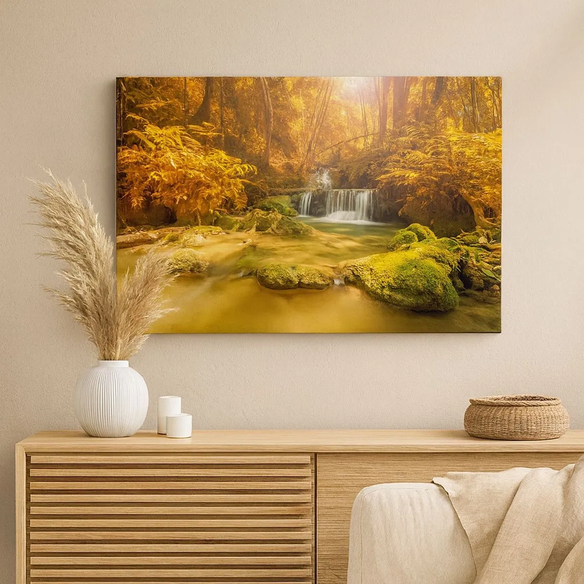 Impression sur toile - Image sur toile - Une cascade dorée dans une forêt d'automne entourée de verdure - 70x50cm - Cascade de forêt en or - Décoration murale moderne pour le salon et la chambre ARTTOR