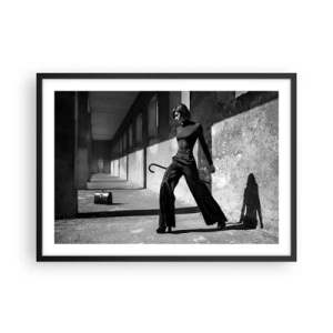 Affiche dans un cadre noir - Poster - Femme élégante dans un environnement industriel - 70x50cm - Élégance urbaine - Décoration murale moderne pour le salon et la chambre ARTTOR