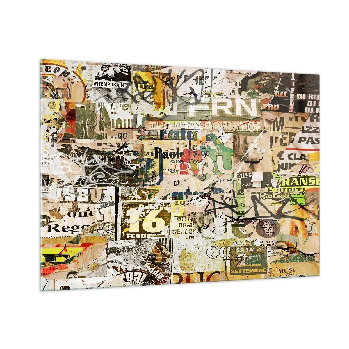 Impression sur verre - Image sur verre - Une composition artistique d'affiches, d'inscriptions et de graffitis - 100x70cm - Oh, il se passe quelque chose... - Décoration murale moderne pour le salon et la chambre ARTTOR