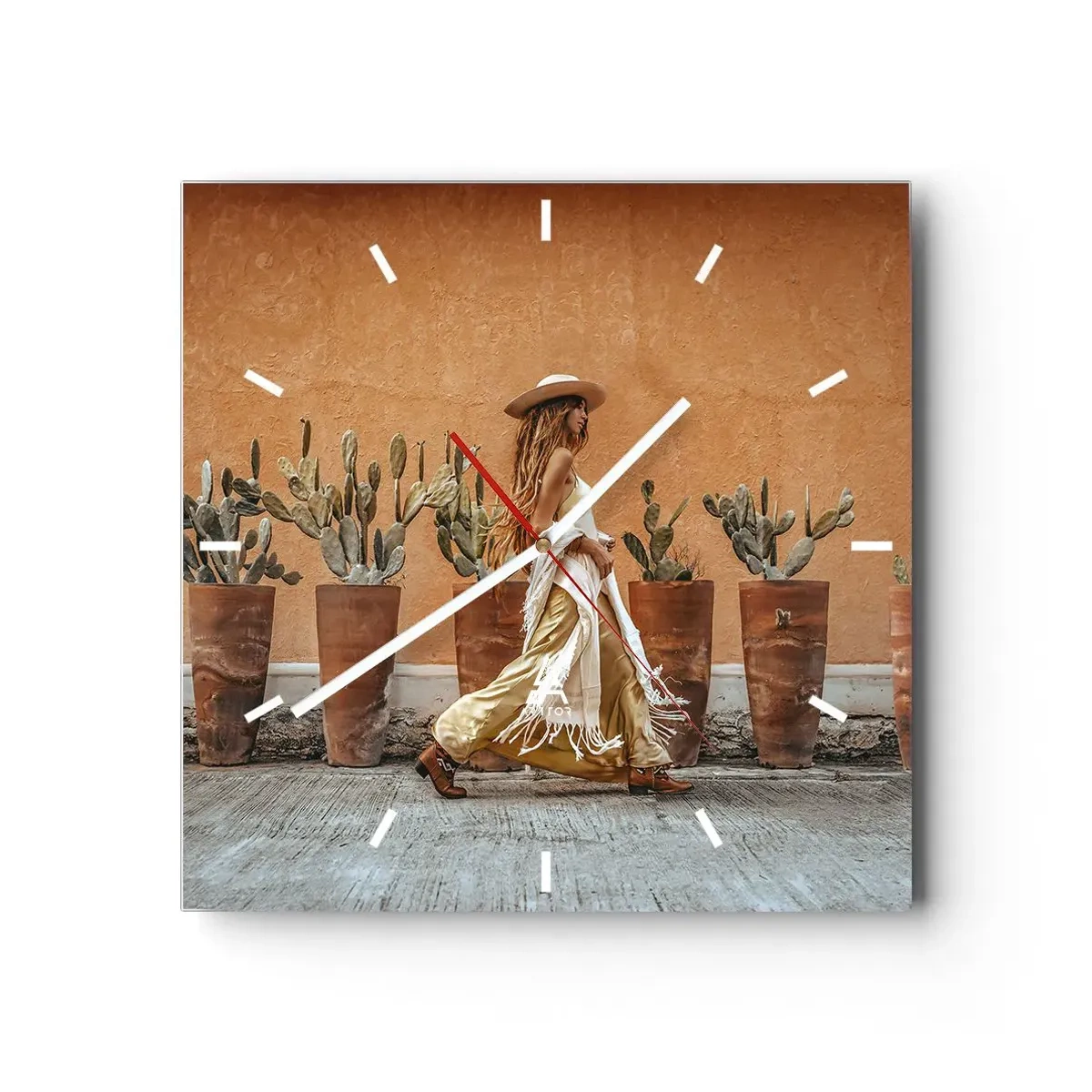 Horloge murale - Pendule murale - Une femme dans un style bohème avec des pots de cactus en arrière-plan. - 30x30cm - Style hippie - Décoration murale moderne pour le salon et la chambre ARTTOR
