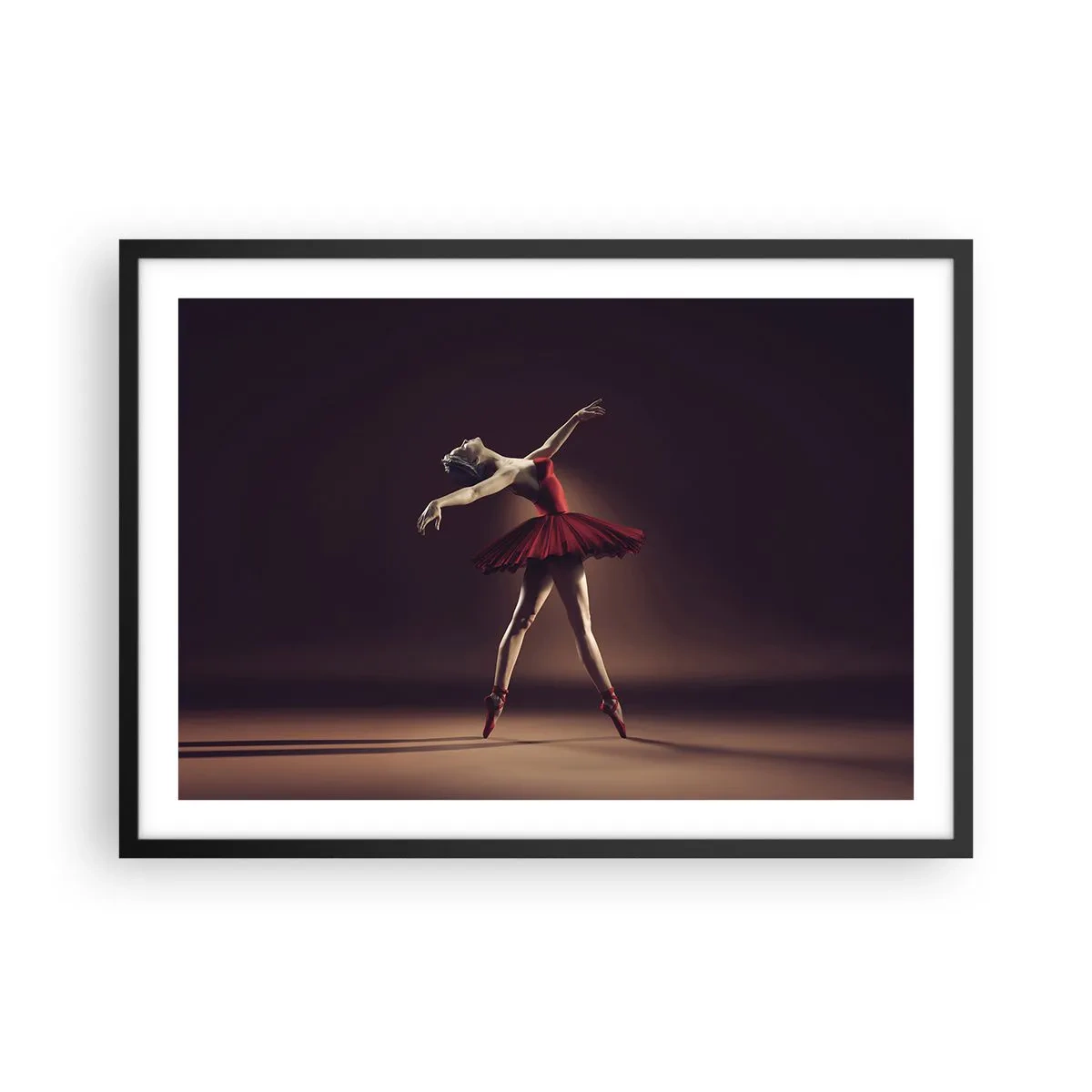 Affiche dans un cadre noir - Poster - Une danseuse de ballet en robe rouge sur fond de scène - 70x50cm - Une danseuse étoile - Décoration murale moderne pour le salon et la chambre ARTTOR