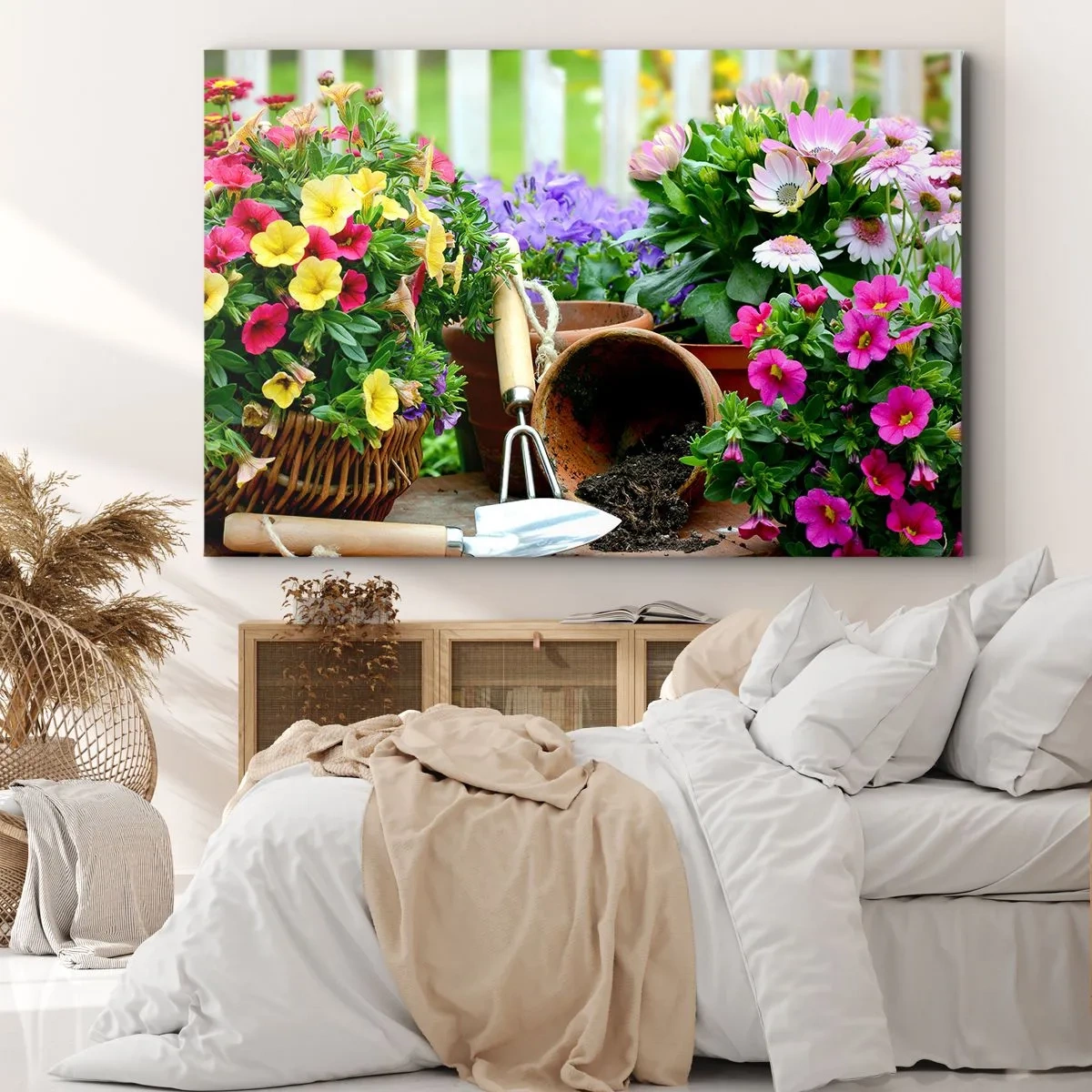 Impression sur toile - Image sur toile - Fleurs colorées dans des pots avec des outils de jardinage sur la table - 70x50cm - Le jardin de Zosia - Décoration murale moderne pour le salon et la chambre ARTTOR