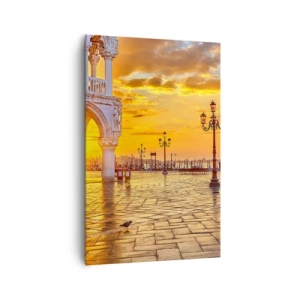 Impression sur toile - Image sur toile - Coucher de soleil doré sur la place de la ville avec des arcades et des lampes - 80x120cm - Où est tout le monde? - Décoration murale moderne pour le salon et la chambre ARTTOR