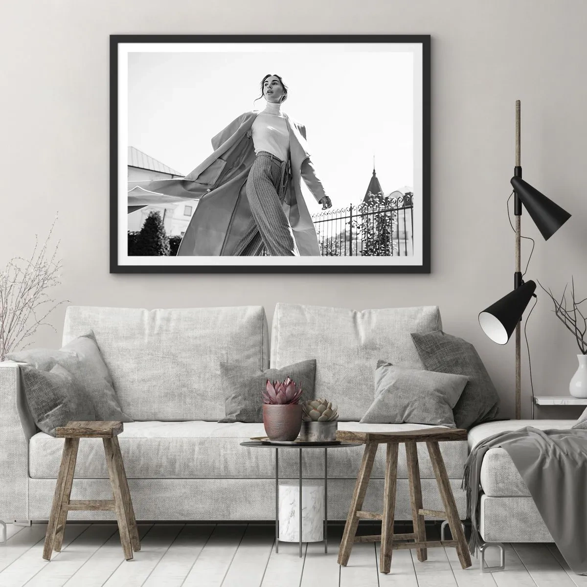 Affiche dans un cadre noir - Poster - Femme élégante en manteau sur fond architectural noir et blanc - 100x70cm - Tu viens avec moi? - Décoration murale moderne pour le salon et la chambre ARTTOR