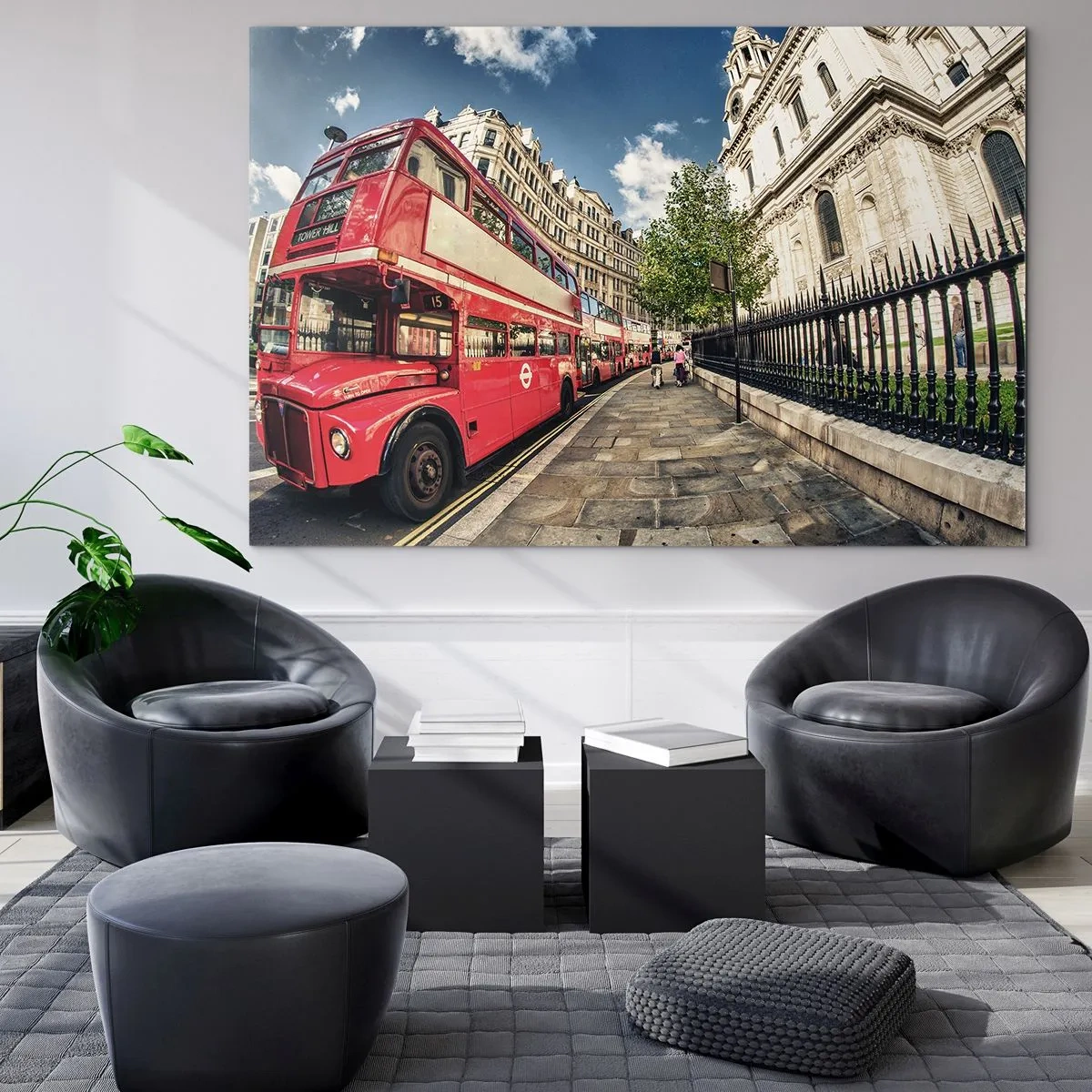 Impression sur verre - Image sur verre - Un bus rouge à impériale dans un environnement urbain - 100x70cm - Rue de Londres en gris et rouge - Décoration murale moderne pour le salon et la chambre ARTTOR