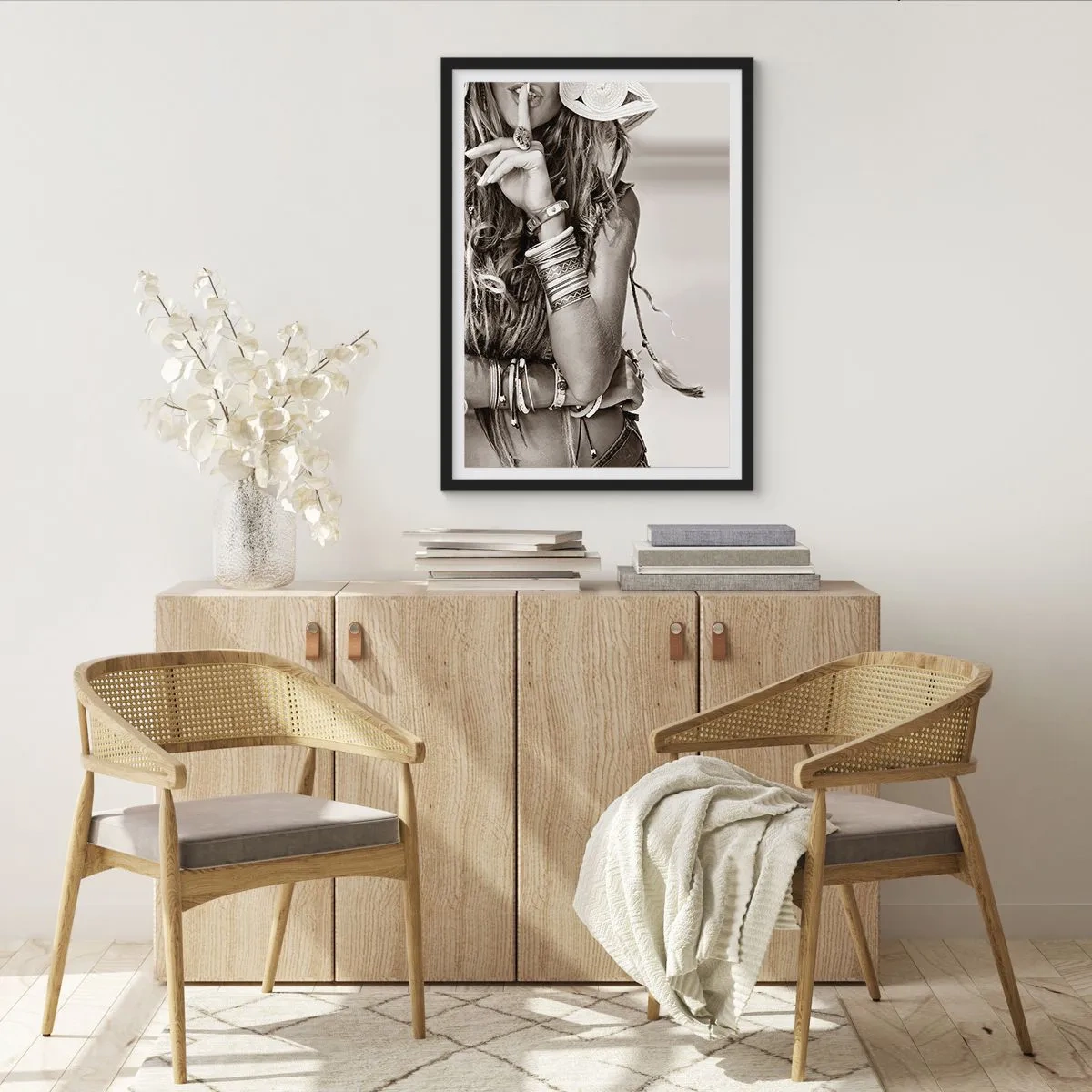 Affiche dans un cadre noir - Poster - Femme élégante portant des bijoux faisant un geste de silence - 50x70cm - Comment va la fille - Décoration murale moderne pour le salon et la chambre ARTTOR