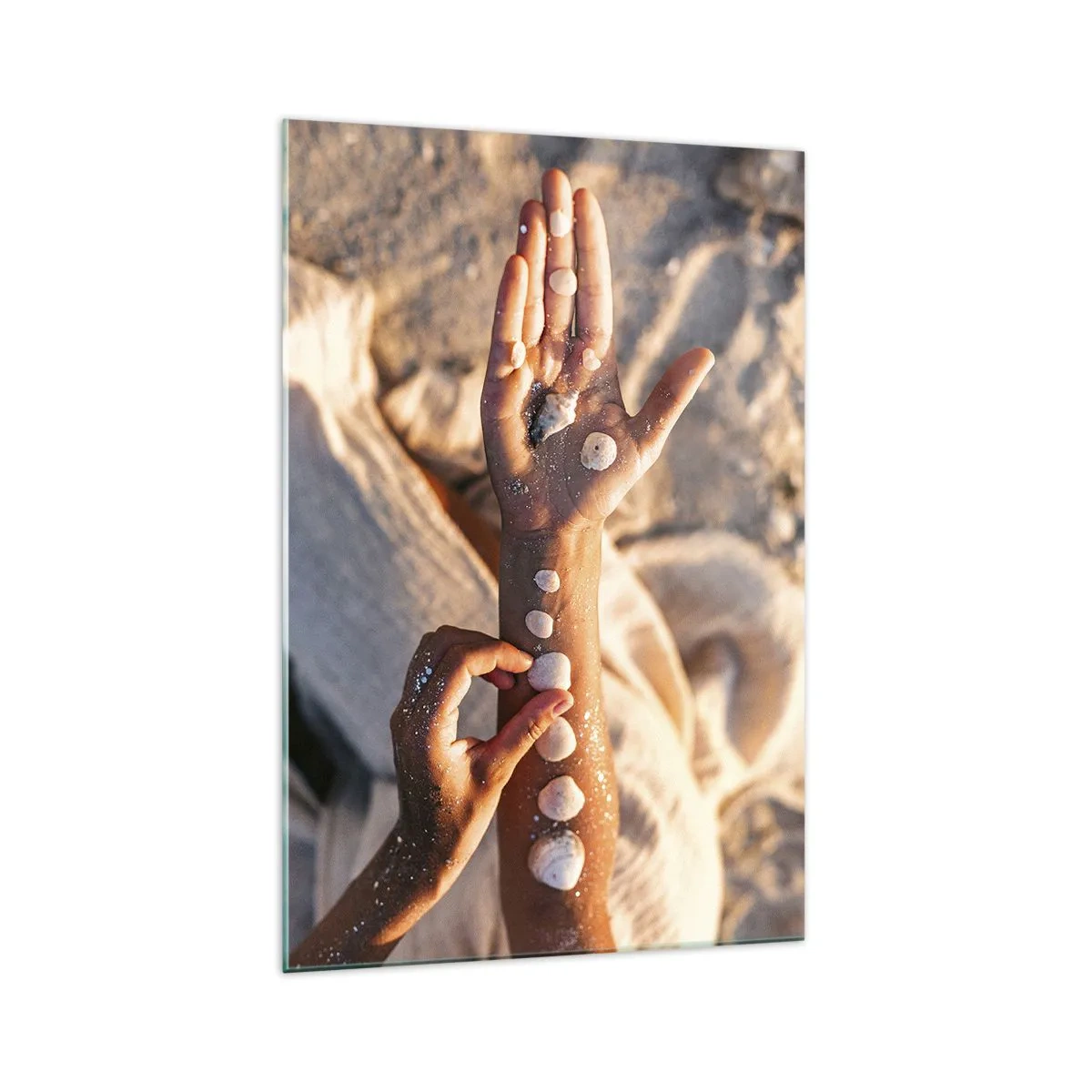 Impression sur verre - Image sur verre - Mains avec des coquillages disposés sur le fond de sable - 70x100cm - La beauté à portée de main - Décoration murale moderne pour le salon et la chambre ARTTOR