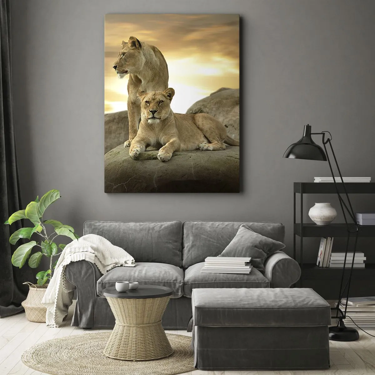 Impression sur toile - Image sur toile - Deux lionnes se reposant sur un rocher au coucher du soleil - 80x120cm - Majesté royale - Décoration murale moderne pour le salon et la chambre ARTTOR