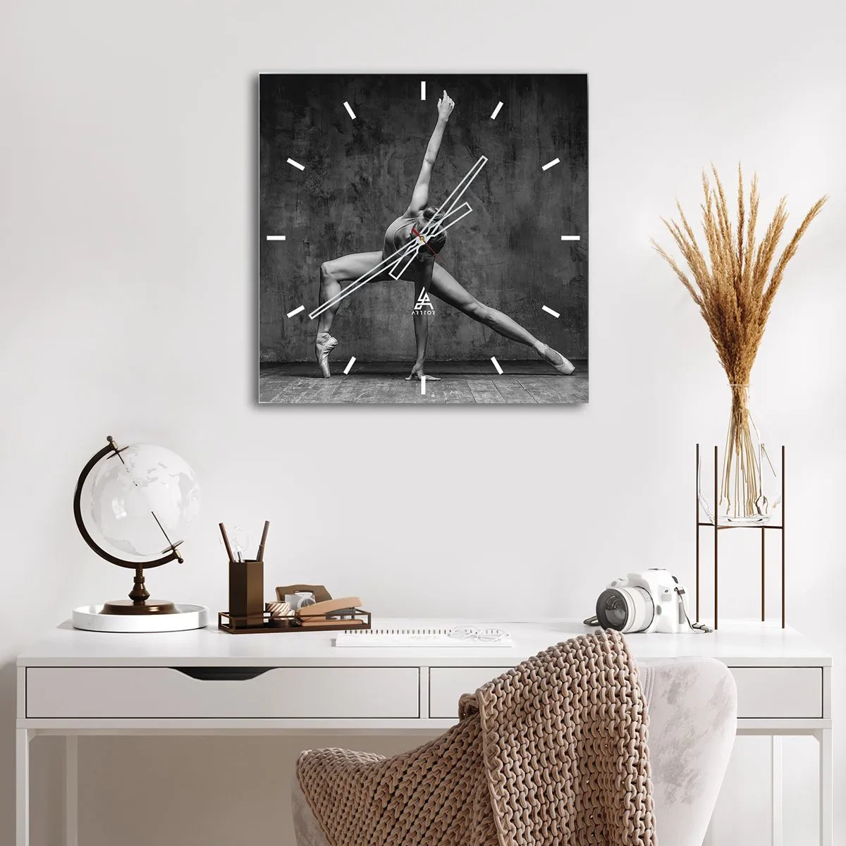 Horloge murale - Pendule murale - Une danseuse dans une pose artistique contre un mur brut - 30x30cm - Balance idéale - Décoration murale moderne pour le salon et la chambre ARTTOR
