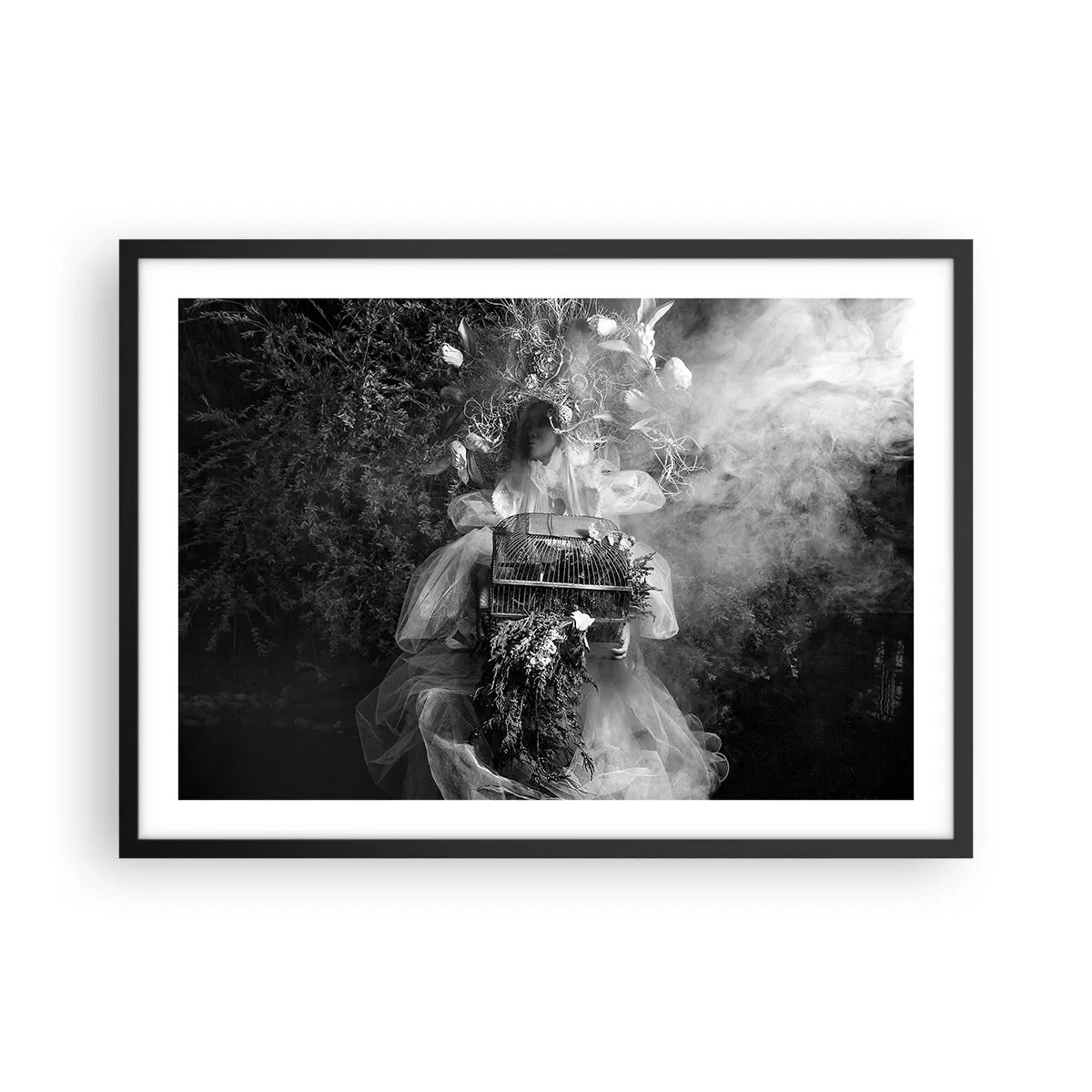 Affiche dans un cadre noir - Poster - Une composition en noir et blanc avec une figure en robe et une cage dans le brouillard. - 70x50cm - Tout simplement Mère Nature - Décoration murale moderne pour le salon et la chambre ARTTOR