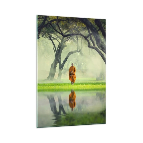 Impression sur verre - Image sur verre - Un moine en robe orange dans une forêt avec un fond brumeux et un reflet dans l'eau. - 80x120cm - En route vers l'illumination - Décoration murale moderne pour le salon et la chambre ARTTOR