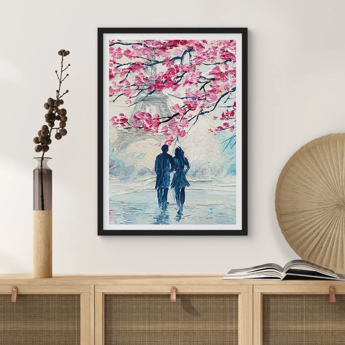 Affiche dans un cadre noir - Poster - Un couple sous des branches fleuries dans un paysage romantique - 50x70cm - Ballade romantique - Décoration murale moderne pour le salon et la chambre ARTTOR