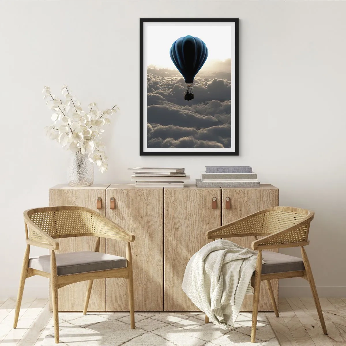 Affiche dans un cadre noir - Poster - Un ballon noir flottant au-dessus des nuages - 50x70cm - Un vagabond au dessus des nuages - Décoration murale moderne pour le salon et la chambre ARTTOR