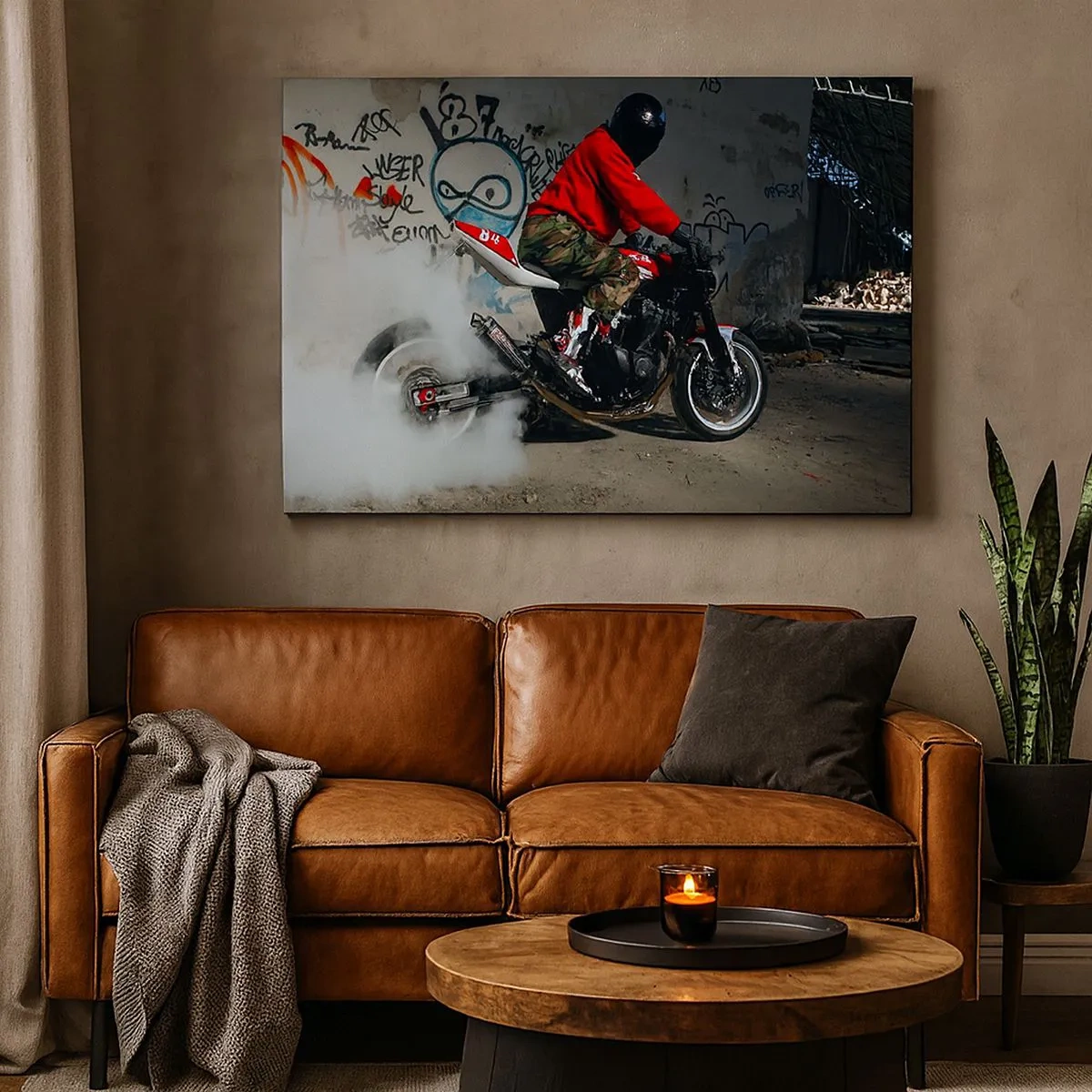 Impression sur toile - Image sur toile - Un motard effectue un drift spectaculaire dans un bâtiment abandonné couvert de graffitis. - 70x50cm - Pourchassez moi! - Décoration murale moderne pour le salon et la chambre ARTTOR