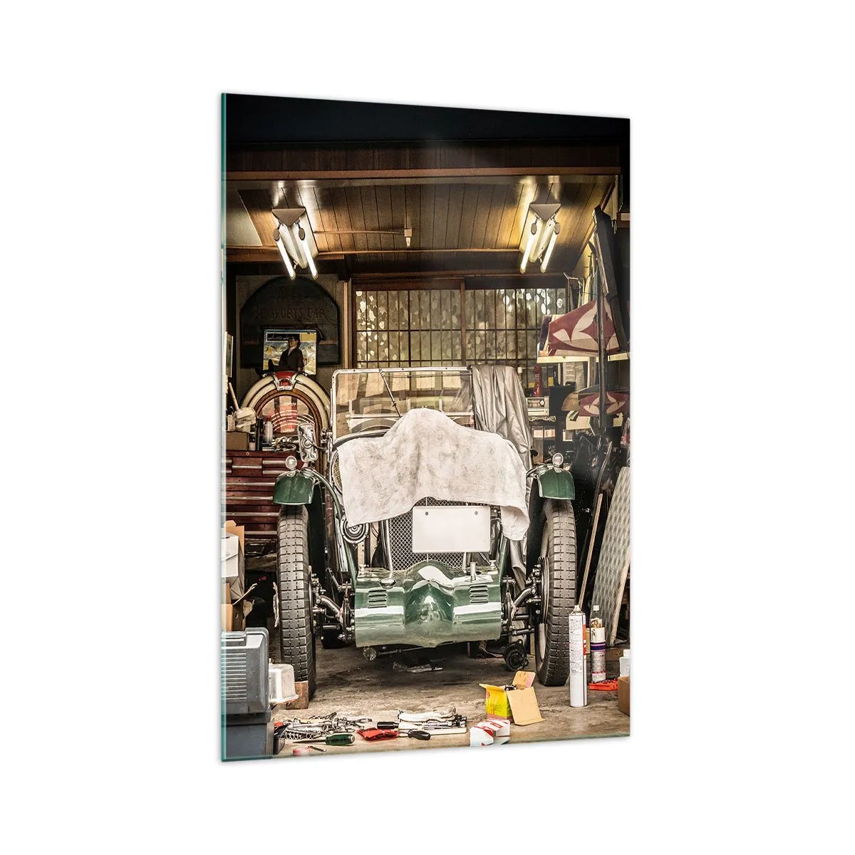 Impression sur verre - Image sur verre - Une vieille voiture dans un garage entourée d'outils et d'équipements - 70x100cm - Retour vers le passé - Décoration murale moderne pour le salon et la chambre ARTTOR